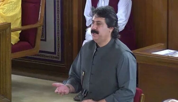 بلوچستان میں انسان اور جانور ایک ساتھ پانی پیتے ہیں، منظور کاکڑ