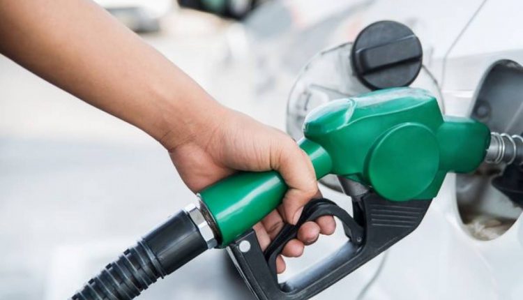 حکومت نے عوام پر مہنگائی کا ایک اور بم گرا دیا پیٹرول 233.89 روپے فی لیٹر سے تجاوز کر گیا