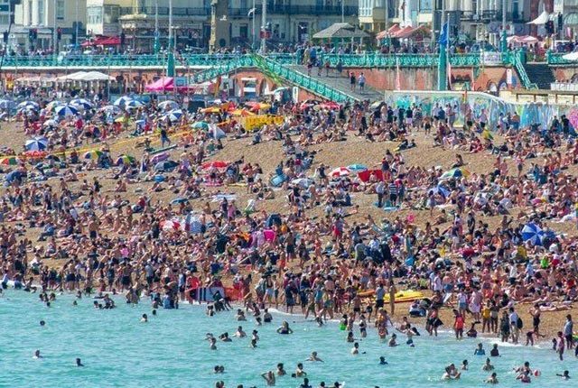 لندن: برطانیہ میں تاریخ کے گرم ترین دن کے موقع پر گرمی سے بچنے کے لیے دریاؤں اور جھیلوں میں نہاتے ہوئے 4 افراد ڈوب کر ہلاک ہوگئے۔ عالمی خبر رساں ادارے کے مطابق برطانیہ میں ریکارڈ توڑ گرمی سے شہری ہلکان ہوگئے۔ درجہ حرارت 40 ڈگری تک جا پہنچا جو ممکنہ طور پر 42 ڈگری تک جا سکتا ہے جس پر شہریوں کی بڑی تعداد نے جھیلوں اور دریاؤں کا رخ کیا۔ دوسری جانب ہیٹ ویو کے خدشے کے تحت ملک بھر میں ہنگامی حالت کا نفاذ کا اعلان کردیا گیا۔ صرف لندن میں جھیلوں اور دریاؤں میں نہانے کے دوران 4 افراد ڈوب کر ہلاک ہوگئے۔ ادھر بعض یورپی ممالک میں درجہ حرارت 47 ڈگری سینٹی گریڈ تک پہنچ گیا۔ بالخصوص فرانس، پرتگال اور اسپین کے بیشتر علاقے شدید گرمی کی لپیٹ میں ہیں جہاں جنگلات میں آگ بھڑک اُٹھی۔ فرانس کے مغربی شہر نانٹیس میں گرمی کا 73 سالہ ریکارڈ ٹوٹ گیا، جہاں درجۂ حرارت 42 ڈگری سینٹی گریڈ ریکارڈ کیا گیا۔ پرتگال میں 75 ہزار ایکڑ اور فرانس میں 22 ہزار ایکڑ جنگلات آگ کی لپیٹ میں ہیں۔ متاثرہ علاقوں سے ہزاروں شہری نقل مکانی کر رہے ہیں۔ یورپی ممالک میں شہریوں کو بلا ضرورت گھر سے نہ نکلنے اور ٹھنڈی جگہوں پر رہنے کی ہدایت کی گئی ہے۔ ماہرین کا کہنا ہے کہ موسمیاتی تبدیلیوں کے سبب مستقبل میں بھی سرد ممالک کو اکثر شدید گرم موسم کا سامنا رہے گا جب کہ معمول سے ہٹ کر بارشوں اور سیلابوں کا خطرہ بھی سر پر منڈلا رہا ہے۔