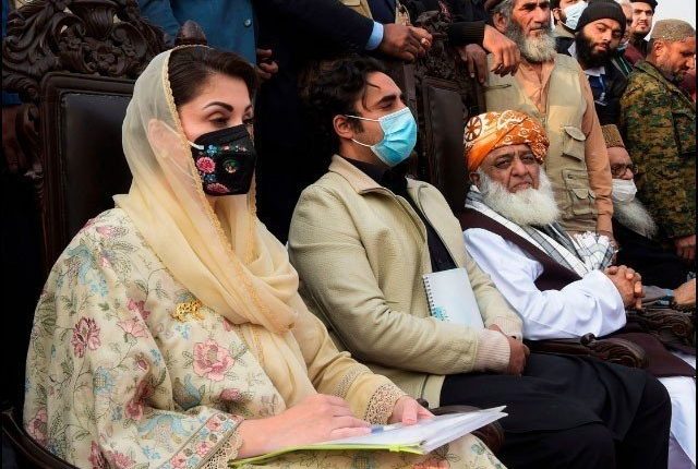 یہ نہیں ہوسکتا 3 ججز ملکی تقدیر کا فیصلہ کریں، اس بینچ سے انصاف کی امید نہیں، حکومت