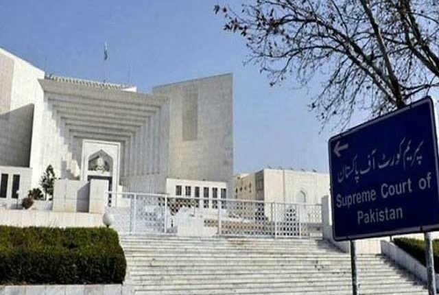 اسلام آباد: سپریم کورٹ نے ڈپٹی اسپیکر پنجاب اسمبلی دوست مزاری کی رولنگ اور حمزہ شہباز کے حلف کو کالعدم قرار دیتے ہوئے چوہدری پرویز الہیٰ کو رات گیارہ بجے تک وزیراعلیٰ کا حلف اٹھانے کا حکم جاری کردیا۔ چیف جسٹس پاکستان عمر عطا بندیال کی سربراہی میں سپریم کورٹ کے تین رکنی بینچ نے ڈپٹی اسپیکر پنجاب اسمبلی رولنگ کیس کی سماعت کی۔ عدالتی فیصلہ چیف جسٹس آف پاکستان نے فیصلہ تاخیر کا شکار ہونے پر سب سے پہلے معذرت کرتے ہوئے فیصلہ سنانا شروع کیا، جس میں پرویز الہیٰ کی درخواست کو منظور کرنے، ڈپٹی اسپیکر پنجاب اسمبلی کی رولنگ کو کالعدم قرار دیتے ہوئے ق لیگ کے مسترد شدہ ووٹوں کو درست قرار دیا۔ سپریم کورٹ نے اپنے فیصلے میں کہا کہ ڈپٹی اسپیکر نے عدالت کے فیصلے کو درست طور پر نہیں لیا جس کے باعث ووٹوں کو غلط مسترد کیا گیا۔ سپریم کورٹ کے تین رکنی بینچ نے حمزہ شہباز کی بطور وزیراعلیٰ حلف برداری اور کابینہ کی تشکیل نو کو بھی کالعدم قرار دیتے ہوئے پرویز الہیٰ کو رات گیارہ بجے حلف اٹھانے کا حکم دیا اور ہدایت کی کہ اگر گورنر پنجاب دستیاب نہ ہوں تو صدر مملکت ڈاکٹر عارف علوی پرویز الہیٰ سے حلف لیں۔ سماعت ڈپٹی اسپیکر دوست مزاری کے وکیل عرفان قادر عدالت میں پیش ہوئے اور حکومتی بائیکاٹ سے متعلق بتایا کہ مجھے کہا گیا ہے عدالتی کارروائی کا مزید حصہ نہیں بنیں گے، ہم فل کورٹ درخواست مسترد کرنے کے حکم کیخلاف نظر ثانی دائر کرینگے۔ یہ کہہ کر عرفان قادر سپریم کورٹ سے واپس چلے گئے۔ وکیل فاروق ایچ نائیک پیش ہوئے اور کہا کہ پی پی پی بھی عدالت میں پیش نہیں ہوگی۔ چیف جسٹس نے کہا کہ فل کورٹ کی تشکیل کیس لٹکانے سے زیادہ کچھ نہیں تھا، ستمبر کے دوسرے ہفتے سے پہلے ججز دستیاب نہیں، گورننس اور بحران کے حل کیلئے جلدی کیس نمٹانا چاہتے ہیں، آرٹیکل 63 اے کے مقدمہ میں پارلیمانی پارٹی کی ہدایات کا کوئی ایشو نہیں تھا۔ چیف جسٹس پاکستان نے کہا کہ عدالت کے سامنے 8 جج کے فیصلہ کا حوالہ دیا گیا، آرٹیکل 63 اے سے متعلق 8 ججز کا فیصلہ اکثریتی نہیں ہے، جس کیس میں 8 ججز نے فیصلہ دیا وہ 17 رکنی بینچ تھا، آرٹیکل 63 سے فیصلہ 9 رکنی ہوتا تو اکثریتی کہلاتا، فل کورٹ بنچ کی اکثریت نے پارٹی سربراہ کے ہدایت دینے سے اتفاق نہیں کیا تھا۔ چیف جسٹس نے کہا کہ ہم نے یہ فیصلہ کیا کہ موجودہ کیس میں فل کورٹ بنانے کی ضرورت نہیں ہے، کیا سترہ میں سے آٹھ ججز کی رائے کی سپریم کورٹ پابند ہو سکتی ہے؟۔ ’عدالتی بائیکاٹ کرنے والے شائستگی کا مظاہرہ کریں، عدالتی کارروائی سنیں‘ چیف جسٹس نے پرویز الہی کے وکیل علی ظفر کو ہدایت کی کہ قانونی سوالات پر عدالت کی معاونت کریں، دوسرا راستہ ہے کہ ہم بینچ سے الگ ہو جائیں، عدالتی بائیکاٹ کرنے والے گریس (شائستگی) کا مظاہرہ کریں، بائیکاٹ کردیا ہے تو عدالتی کارروائی کو سنیں، دوسرے فریق سن رہے ہیں لیکن کارروائی میں حصہ نہیں لے رہے، اس وقت انکی حیثیت ایسے ہی ہے جیسے اقوام متحدہ میں مبصر ممالک کی ہوتی ہے۔ علی ظفر نے دلائل دیتے ہوئے کہا کہ 21 ویں ترمیم کیخلاف درخواستیں 13/4 کے تناسب سے خارج ہوئی تھیں، اس کیس میں جسٹس جواد خواجہ نے آرٹیکل 63 اے کو خلاف آئین قرار دیا تھا، ان کی رائے تھی کہ آرٹیکل 63 اے ارکان کو آزادی سے ووٹ دینے سے روکتا ہے، ان کی رائے سے اتفاق نہیں کرتا۔ چیف جسٹس نے پوچھا کہ کیا پارلیمنٹری پارٹی، پارٹی سربراہ سے الگ ہے؟ ۔ وکیل نے جواب دیا کہ پارلیمانی جماعت اور پارٹی لیڈر دو الگ الگ چیزیں ہیں۔ جسٹس اعجازالاحسن نے استفسار کیا کہ پارلیمانی لیڈر والا لفظ کہاں استعمال ہوا ہے؟ ۔ وکیل علی ظفر نے جواب دیا کہ 2002 میں سیاسی جماعتیں کے قانون میں پارلیمانی پارٹی کا ذکر ہوا۔ جسٹس اعجازالااحسن نے کہا کہ پارلیمنٹری پارٹی کی جگہ پارلیمانی لیڈر کا لفظ محض غلطی تھی، کیا ووٹنگ سے پہلے چوہدری شجاعت کا خط پارلیمانی پارٹی کے اجلاس میں پڑھا گیا یا نہیں۔ وکیل علی ظفر نے دلائل دیے کہ پارٹی سربراہ کا پارٹی پر کنٹرول کا کوئی سوال نہیں ہے، پارٹی کے اندر تمام اختیارات سربراہ کے ہی ہوتے ہیں، لیکن آرٹیکل 63 میں ارکان کو ہدایت دینا پارلیمانی پارٹی کا اختیار ہے، پارٹی سربراہ پارلیمانی پارٹی کو ہدایات دے سکتا ہے لیکن ڈکٹیٹ نہیں کر سکتا، ووٹ کا فیصلہ پارلیمانی پارٹی نے کرنا ہے، عائشہ گلالئی کیس میں قرار دیا گیا کہ پارٹی سربراہ یا اس کا نامزد نمائندہ نااہلی ریفرنس بھیج سکتا ہے۔ جسٹس اعجازالاحسن نے کہا کہ یہ تو واضح ہے کہ اگر کسی ممبر کو ضمیر کے مطابق پارٹی پالیسی کے مطابق ووٹ نہیں دینا تو استفی دے کر دوبارہ آ جائے، عائشہ گلالئی کیس کا فیصلہ تو آپ کے موکل کے خلاف جاتا ہے۔ چیف جسٹس نے کہا کہ اختیارات پارٹی ہیڈ کے ذریعے ہی منتقل ہوتے ہیں، لیکن ووٹنگ کیلئے ہدایات پارلیمانی پارٹی سربراہ جاری کرتا ہے، کل عدالت میں بھی الیکشن کمیشن کے فیصلے کا حوالہ دیا گیا تھا، سپریم کورٹ کس قانون کے تحت الیکشن کمیشن کے فیصلوں کی پابند ہے؟۔ علی ظفر نے کہا کہ کوئی قانون سپریم کورٹ کو الیکشن کمیشن فیصلے کا پابند نہیں بناتا۔جسٹس اعجاز الاحسن نے پوچھا کہ کتنے منحرف ارکان نے ضمنی الیکشن میں حصہ لیا؟۔ وکیل فیصل چوہدری نے بتایا کہ بیس میں سے 16 نے ن لیگ، دو نے آزاد الیکشن لڑا، جن 18 نے الیکشن لڑا ان میں سے 17 کو شکست ہوئی۔ جسٹس اعجاز الااحسن نے کہا کہ فریق دفاع کے مطابق منحرف ارکان کے کیس میں ہدایات پارٹی ہیڈ عمران خان نے دی اور اگر الیکشن کمیشن کا فیصلہ کالعدم ہوا تو 25 ارکان بحال ہو جائیں گے اور حمزہ کے ووٹ 197 ہوجائیں گے۔ چیف جسٹس پاکستان نے کہا کہ آرٹیکل 63 اے کی تشریح کا معاملہ طے ہو چکا، اب مزید تشریح کی ضرورت نہیں۔ ایڈیشنل اٹارنی جنرل عامر رحمان روسٹرم پر آگئے اور کہا کہ عدالت کی خدمت میں چند گزارشات پیش کرنا چاہتا ہوں۔ جسٹس منیب اختر نے پوچھا کہ کیا حکمران اتحاد کے بائیکاٹ کے فیصلے سے وفاقی حکومت الگ ہوگئی ہے؟ ۔ ایڈیشنل اٹارنی جنرل نے جواب دیا کہ آرٹیکل 27 اے کے تحت عدالت کی معاونت کروں گا۔ چیف جسٹس نے کہا کہ عدالت کی معاونت کیلئے سب کو ویلکم کرینگے۔ عامر رحمان نے کہا کہ آرٹیکل 63 اے کے فیصلے میں واضح ہے ووٹ شمار نہیں ہوگا، ہدایات پارلیمانی پارٹی یا پارٹی صدر دیگا اس پر وضاحت نہیں۔ جسٹس منیب اختر نے ٹوکا کہ آرٹیکل 63 اے میں پارلیمانی پارٹی واضح لکھا ہے۔ ایڈیشنل اٹارنی جنرل نے کہا کہ 2015 کے سپریم کورٹ کے فیصلے کے مطابق پارٹی سربراہ ہدایت دے سکتا ہے، سپریم کورٹ کے فیصلے ہر عدالت کیلئے ماننا ضروری ہیں۔ جسٹس منیب اختر نے کہا کہ سپریم کورٹ کے ہر فیصلے پر عملدرآمد لازمی نہیں۔ سپریم کورٹ میں وزیراعلی پنجاب کے الیکشن پر ڈپٹی اسپیکر رولنگ کیس کی سماعت مکمل ہوگئی۔ عدالت نے دلائل سننے کے بعد فیصلہ محفوظ کرلیا جو آج شام پونے 6 بجے سنایا جائے گا۔ گزشتہ روز کی سماعت کا تحریری حکمنامہ علاوہ ازیں ڈپٹی اسپیکر رولنگ کیس میں سپریم کورٹ نے گزشتہ روز کی سماعت کا تحریری حکمنامہ جاری کر دیا۔ تحریری حکمنامہ تین صفحات پر مشتمل ہے جس میں فیصلہ سنایا گیا کہ دوران سماعت فریقین کے وکلا نے فل کورٹ کے حوالے سے گزارشات کیں، ہم نے وکلا کو فل کورٹ کے حوالے سے گھنٹوں سنا۔ یہ بھی پڑھیں: ڈپٹی اسپیکر رولنگ کیس؛ سپریم کورٹ نے فل کورٹ بنانے کی استدعا مسترد کردی فیصلے میں کہا گیا کہ کیس میں صرف ایک ہی قانونی نکتہ شامل ہے، کہ آیا 63 ون بی کے تحت پارلیمانی سربراہ ہدایات جاری کر سکتا ہے یا پارٹی کا سربراہ، شجاعت حسین، پیپلز پارٹی اور ڈپٹی اسپیکر کے وکلا نے پارٹی ہیڈ کے ہدایات جاری کرنے کے حق میں دلائل دیے۔ یہ بھی پڑھیں: حکومتی اتحاد اور پی ڈی ایم کا ڈپٹی اسپیکر رولنگ کیس کے بائیکاٹ کا اعلان تحریری حکمنامے میں کہا گیا کہ کیس تفصیلی سننے کے بعد فل کورٹ بھجوانے کی حد تک استدعا مسترد کرتے ہیں، دوران سماعت فریقین کے وکلا نے گزارشات کے لیے مذید مہلت کی استدعا کی جسے منظور کیا۔