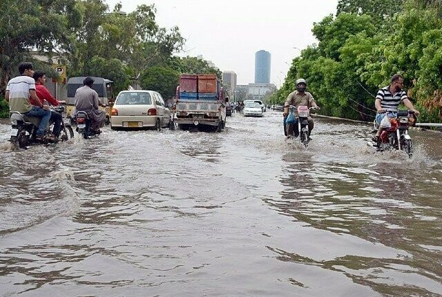 کراچی میں دوسرے روز بھی وقفے وقفے سے بارش، نظام زندگی معطل