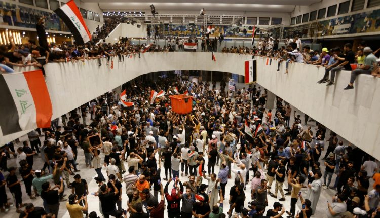 عراق میں مظاہرین پارلیمنٹ کی عمارت میں گھس گئے