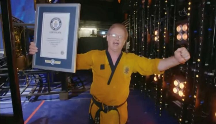 ایک منٹ میں 148 ناریل توڑنے کا نیا عالمی ریکارڈ قائم