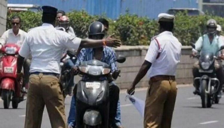 ناکافی پیٹرول پر موٹر سائیکل سوار کا چالان