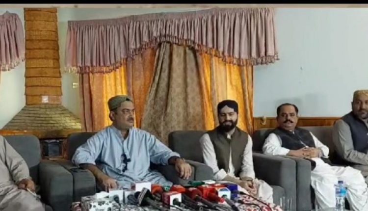 ان کا کہنا تھا کہ زیارت میں ایک واقعہ پیش آیا تھا جس میں ایک فوجی افسر اغوا ہوا تھا، زیارت واقعے کے بعد کچھ لوگ مارے گئے، بتایا گیا ظہیر بلوچ نام کا شخص بھی شامل تھا، اس واقعہ کو لےکر کچھ لوگ کوئٹہ کے ریڈ زون پر احتجاج کر رہے ہیں، لاپتا افراد کے اہلخانہ ظہیر کی تصویر لیے احتجاج کر رہے ہیں اور وہ زندہ میرے ساتھ بیٹھا ہے۔ ظہیر بلوچ نے بتایا کہ مجھے یورپ جانے کا ایک موقع ملا تھا، میں وہاں جانا چاہتا تھا، ایجنٹ کے ذریعے نوشکی اور تفتان کے راستے ایران گیا جہاں فورسز نے گرفتار کر لیا، 10 ماہ ایران میں زیر حراست رہا، اس کے بعد پاک ایران سرحد پر رہا کیا گیا۔ لاپتا افراد میں شامل نوجوان نے بتایا کہ نوشکی واپس پہنچا تو کزن نے بتایا کہ آپ کو تو مرا ہوا تصور کر لیا گیا ہے اور فاتحہ خوانی بھی ہو چکی ہے، میرا کسی تنظیم سے کوئی تعلق نہیں ہے، میں کسی ادارے کے خلاف بھی نہیں ہوں۔ ظہیر بلوچ کے بھائی خورشید نے بتایا کہ ظہیر بلوچ کی گمشدگی کا مقدمہ درج کیا گیا تھا، پریشان تھے، 18 تاریخ کو زیارت واقعہ کے بعد ہمیں بتایا گیا کہ ان کی باڈی اسپتال سے لے لیں، ہمیں خوشی ہے کہ ہمارا بھائی زندہ سلامت ہے۔