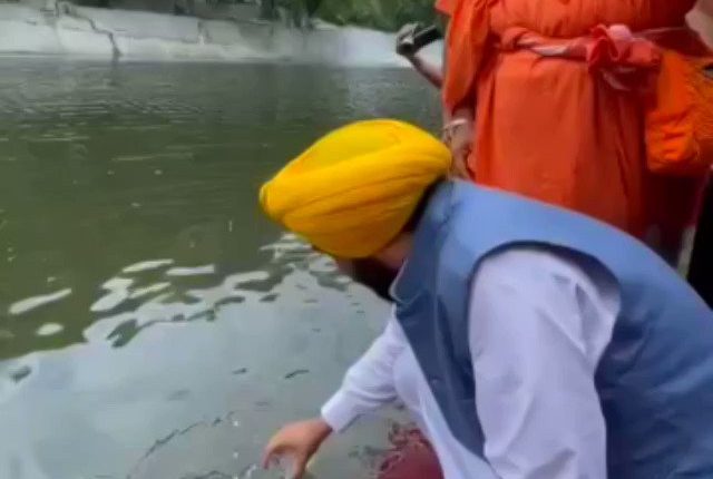 بھارتی پنجاب کے وزیراعلی دریا کا آلودہ پانی پینے سے بیمار