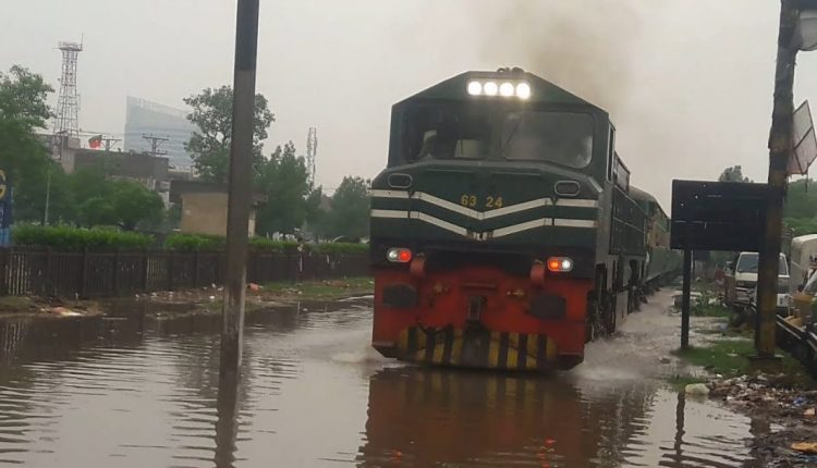 شدید بارش کے باعث ٹرینیں تاخیر کا شکار، سی ای او کی مسافروں سے معذرت