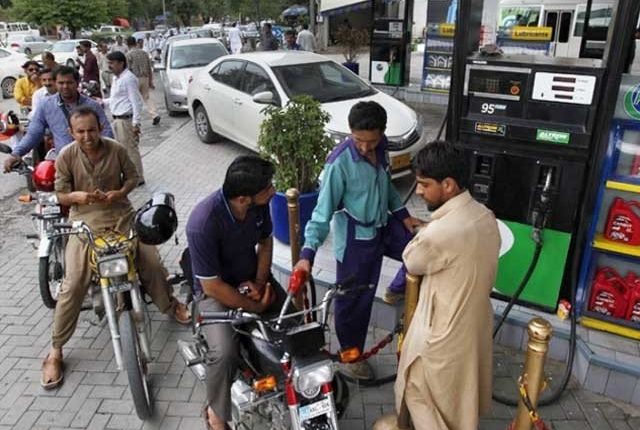 پیٹرول کی فی لیٹر قیمت میں ساڑھے 3 روپے کمی اور ڈیزل 8.95 روپے مہنگا