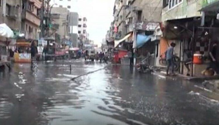 کراچی:لیاقت آباد سپرمارکیٹ گٹرکےکالےپانی میں ڈوب گئی