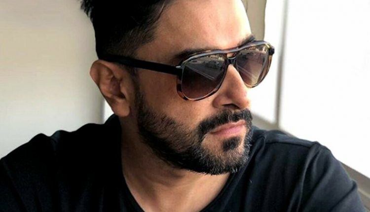 مانی سوشل میڈیا کے صارفین پر برس گئے