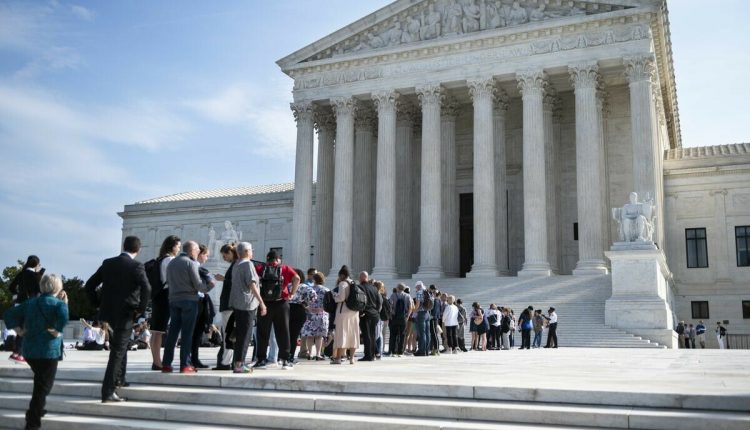 امریکا میں نوجوان کی سپریم کورٹ کے باہر رکاوٹوں سے گاڑی ٹکرانے کے بعد خودکشی