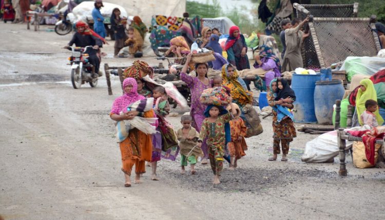 سیلاب سے صورت حال ابتر، پاک فوج بھی امدادی سرگرمیوں میں انتظامیہ کے شانہ بشانہ