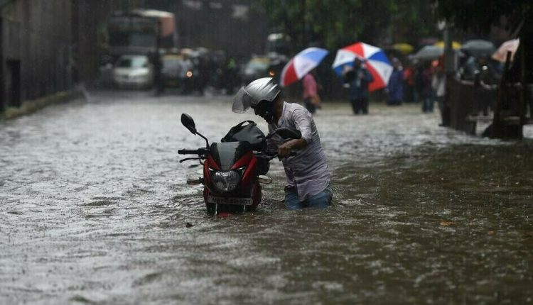 بھارت میں طوفانی بارشوں کے بعد مختلف ریاستوں میں ریڈ الرٹ