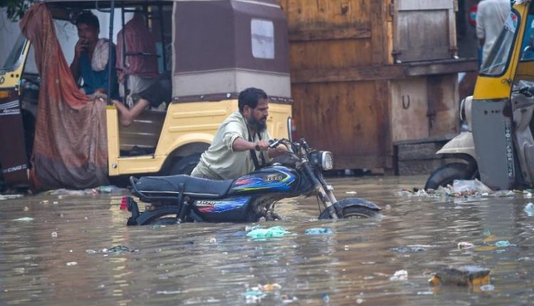ڈھاڈر میں جشن آزادی حالیہ مون سون اور سیلابی صورتحال کے باعث جانی و مالی کے نقصانات کی وجہ سے سادگی کے ساتھ منایا گیا