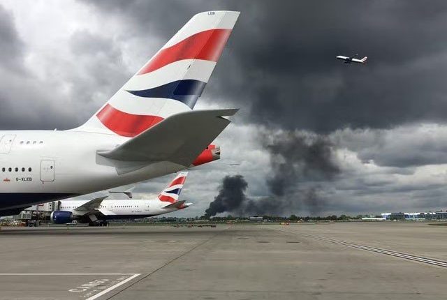 برطانیہ کے مصروف ترین ایئرپورٹ کے نزدیک آگ بھڑک اُٹھی