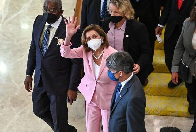 چین کی دھمکیوں کے باوجود امریکی اسپیکر نینسی پلوسی تائیوان پہنچ گئیں