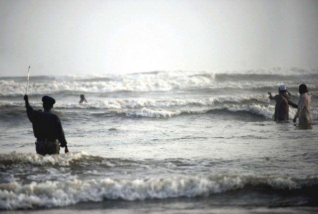 کراچی میں ساحلی مقامات پر دفعہ 144 نافذ، سمندر میں نہانے پر پابندی