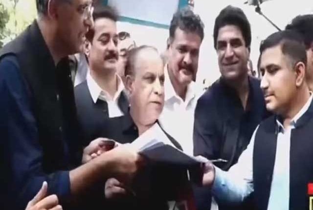 پی ٹی آئی رہنماؤں نے چارٹر آف ڈیمانڈ غیر متعلقہ شخص کو جمع کرائی، الیکشن کمیشن