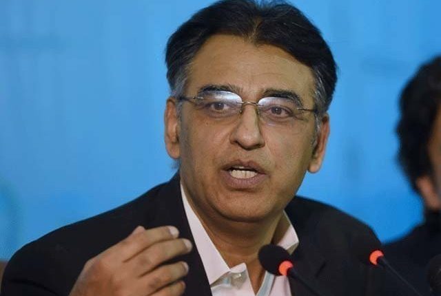 بیانیہ بنایا جارہا ہے پی ٹی آئی ملک کے لیے خطرہ ہے، اسد عمر