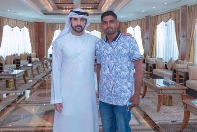 دبئی کے ولی عہد کی سڑک سے رکاوٹ ہٹانے والے پاکستانی ڈلیوری بوائے سے ملاقات