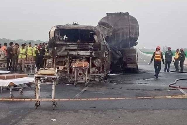 ملتان سکھر موٹروے پر بس اور آئل ٹینکر میں خوفناک تصادم، 20 مسافر جاں بحق
