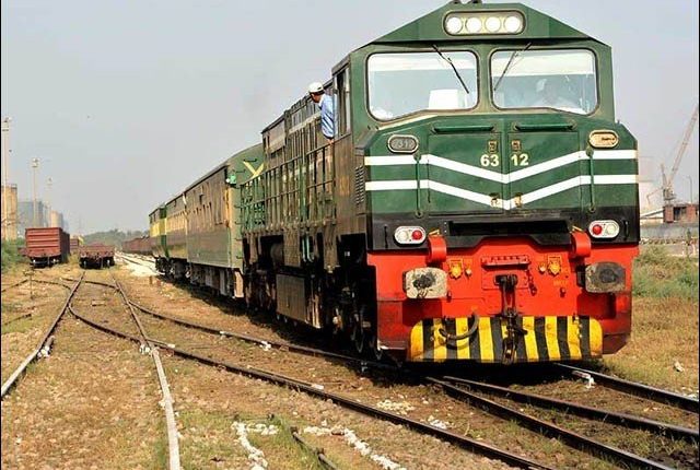 تیزگام ٹرین میں مجرا کروانے والے دو افراد گرفتار