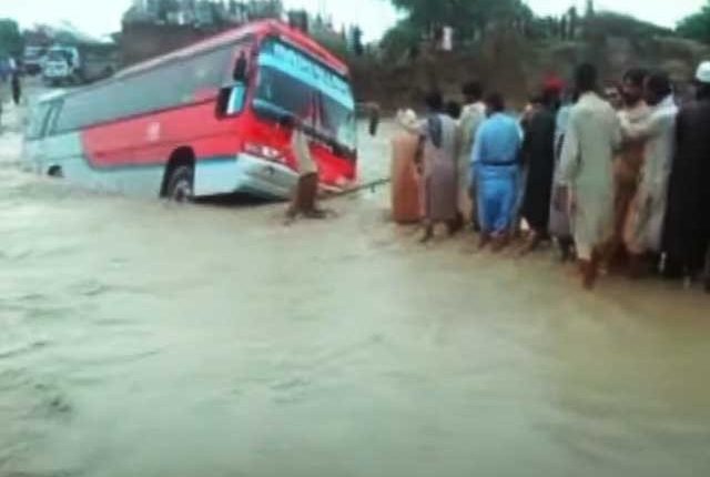 حب، سیلابی ریلے میں پھنسی دو مسافر کوچز کو ریسکیو کرلیا گیا