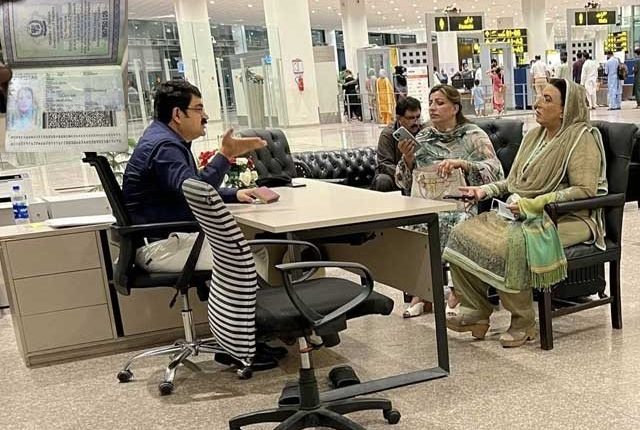 فردوس عاشق کو بیرون ملک جانے والی پرواز سے اتار دیا گیا، بلیو پاسپورٹ ضبط