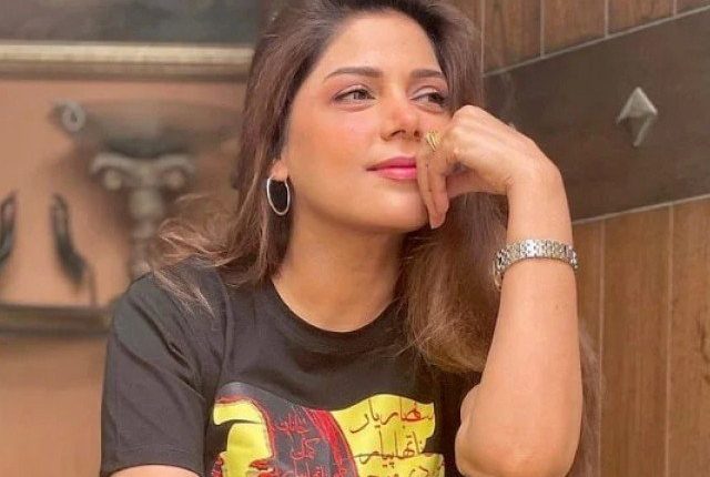 حدیقہ کیانی پیسوں سے بھرا گُلک عطیہ کرنے والی بچیوں کا جذبہ دیکھ کر حیران