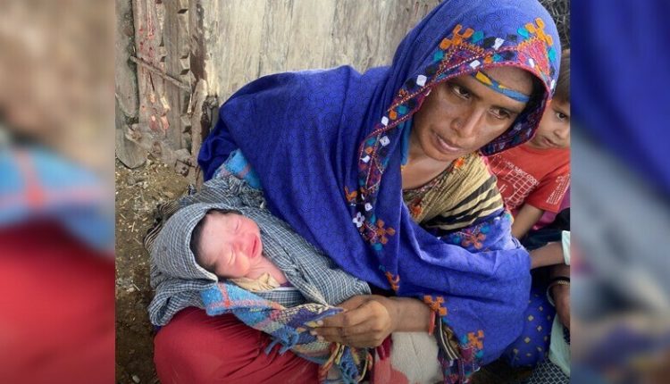 سیلاب متاثرہ خاتون کے ہاں سڑک پر بچے کی ہیدائش