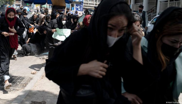 کابل میں خواتین کا احتجاج، طالبان کی طرف سے بذور قوت منتشر