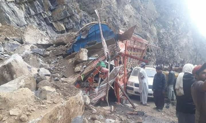 دہانہ سر پر لینڈ سلائیڈنگ کے باعث پھنسے مسافروں اور گاڑیوں کو ریسکیو کرلیا گیا