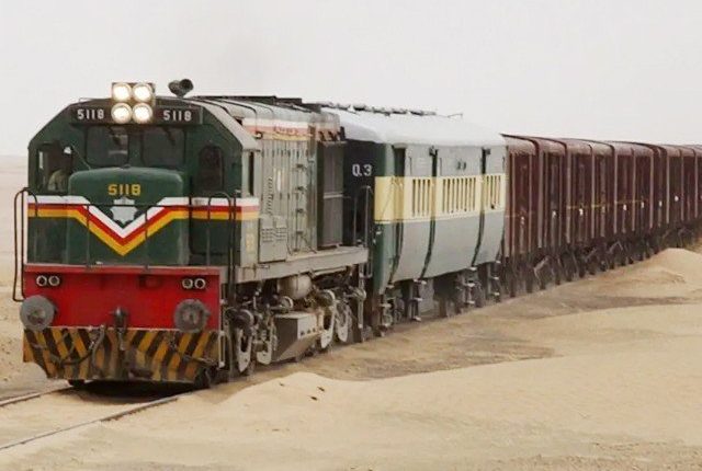 ریلوے کا پہلے مرحلے میں صرف مال بردار ٹرین چلانے کا فیصلہ