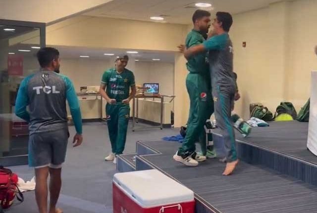 بھارت کیخلاف قومی ٹیم کی شاندار فتح؛ ڈریسنگ روم میں کھلاڑیوں کا جشن