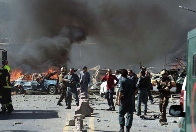 کابل: افغانستان کے دارالحکومت کابل میں 2 روسی سفارتکاروں سمیت 20 افراد ہلاک ہوگئے۔ روسی چینل نے مقامی میڈیا کے حوالے سے بتایا کہ کابل میں دھماکے سے 2 روسی سفارتکاروں سمیت 20 افراد ہلاک ہوگئے۔ دھماکا روسی سفارت خانے کے قریب ہوا۔ اطلاعات کے مطابق خود کش بمبار نے روسی سفارت خانے کے گیٹ پر خود کو دھماکے سے اڑا لیا۔ دھماکے کےوقت سفارت خانے میں ویزے کے حصول کے لئے لوگوں کی بڑی تعداد موجود تھی۔ سیکورٹی فورسز نے علاقے کو گھیرے میں لے کر تحقیقات شروع کردی ہیں۔