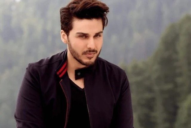 احسن خان کا سیلاب زدگان امدادی کیمپ کا دورہ، بڑی رقم عطیہ کردی