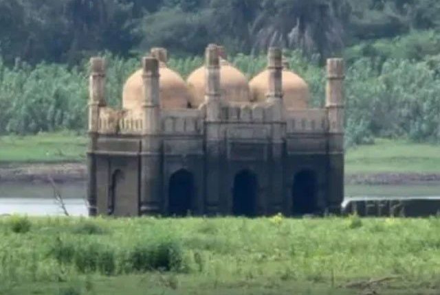 بھارت میں دریا کا پانی خشک ہونے پر قدیم مسجد نمودار