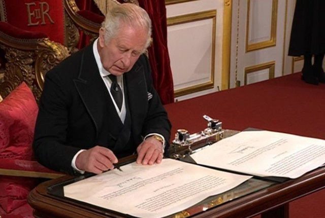 برطانیہ کے نئے بادشاہ چارلس نے حلف اٹھا لیا