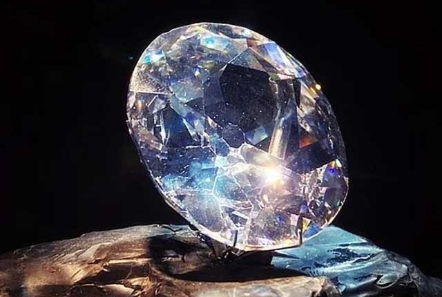 ملکہ برطانیہ کی موت کے بعد کوہ نور سمیت دیگر قیمتی اشیاء کی واپسی کا مطالبہ