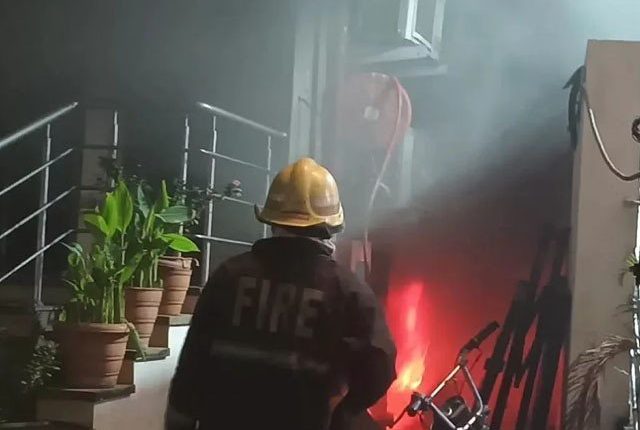 بھارت میں ای بائیک کے شو روم میں آگ لگ گئی،خاتون سمیت8 افراد ہلاک