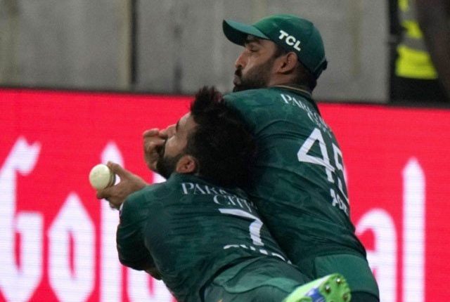 بھارتی پولیس کوشاداب اورآصف کی ٹکرٹرول کرنا مہنگا پڑگیا