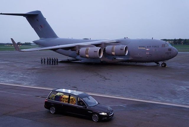 ملکہ الزبتھ دوم کی میت لے جانے والے طیارے کی ٹریکنگ کا نیا ریکارڈ قائم