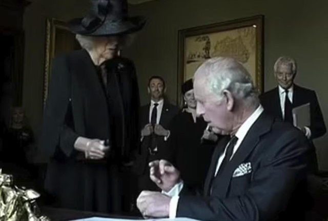 برطانیہ کے شاہ چارلس فاؤنٹین پین لیک ہونے پر ناراض