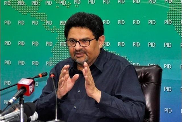 پٹرولیم مصنوعات کی قیمتوں میں صرف 8 پیسے کمی ہوگی، مفتاح اسماعیل