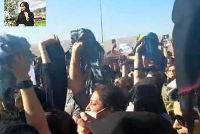 مھسا امینی کی موت کیخلاف مظاہرے؛ ایرانی خواتین نے احتجاجاً حجاب اتار دیا