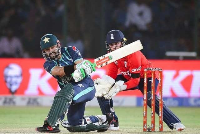 رضوان تیز ترین 2 ہزار رنز بنانے میں بابراعظم کے ہم پلہ آگئے