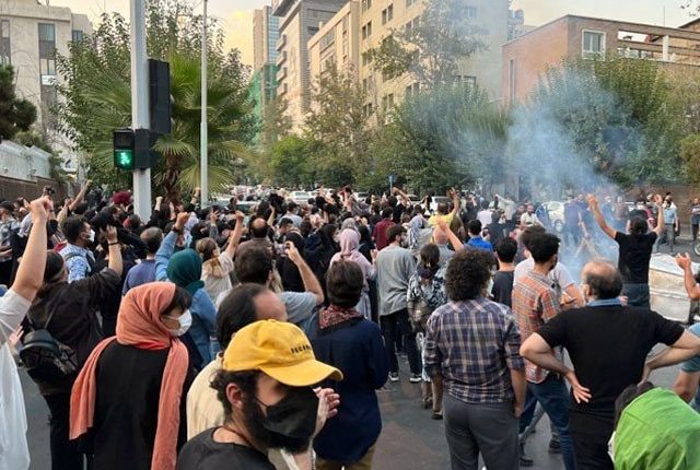 تہران: ایران میں حجاب نہ کرنے پرزیرحراست لڑکی مھسیا امینی کی موت کے بعد جاری ہنگاموں میں مرنے والوں کی تعداد 50 ہوگئی ہے۔ غیرملکی میڈیا کے مطابق ایران میں پولیس کی زیرحراست لڑکی مھسیا امینی کی موت کے بعد ہنگامے جاری ہیں۔ پولیس کے کریک ڈاؤن اور پرتشدد واقعات میں ہلاکتوں کی تعداد 50 ہوگئی ہے۔ ہلاک ہونے والوں میں 5 سیکورٹی اہلکار بھی شامل ہیں۔ سات روز سے جاری مظاہروں کے دوران مختلف شہروں میں انٹرنیٹ سروس بند ہے اور تشدد سے زیادہ متاثر علاقوں میں سیکورٹی اہلکاروں کی تعداد بڑھا دی گئی ہے۔ ایران کے صدر ابراہیم رئیسی نے مھسا امینی کی موت کی وجوہات جاننے کے لئے تحقیقات کا حکم دیا ہے۔ ایرانی پولیس نے 22 سالہ مھسا امینی کو حجاب نہ کرنے پر حراست میں لیا تھا اور تین دن بعد طبیعت خراب ہونے پر اسپتال منتقل کیا جہاں وہ 16 ستمبر کو انتقال کرگئیں۔ ایرانی پولیس نے مھسا امینی پر تشدد کرنے کا الزام مسترد کرتے ہوئے دعویٰ کیا کہ مھسا امینی کو دل کے دورے باعث اسپتال منتقل کیا تھا۔