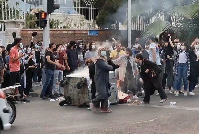 ایران؛ گرفتار لڑکی کی موت پر احتجاج کا دسواں روز، ہلاکتیں 75 ہو گئیں