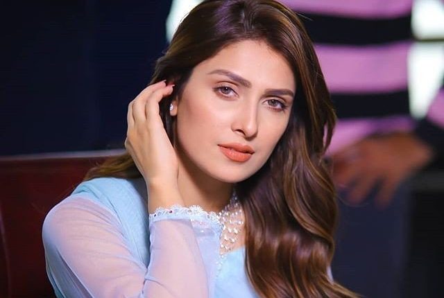 کبھی کبھی سوچتی ہوں کام چھوڑ دوں، عائزہ خان ایوارڈ شو میں رو پڑیں